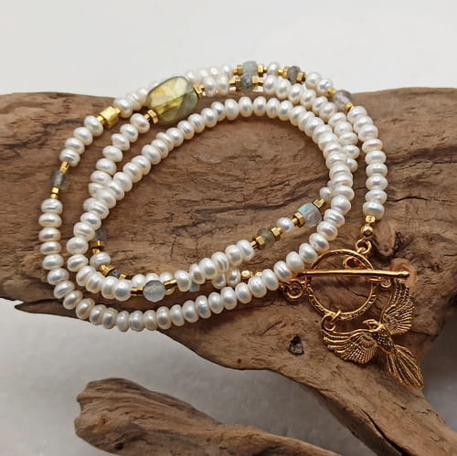 Naszyjnik Pheonix in Pearls, perła hodowana, labradoryt,  zapinany z przodu, ze złoconą zawieszką  Feniks