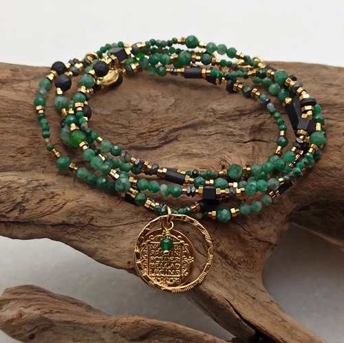 Naszyjnik Moss, długi,  złocony,  w stylu boho, zielone kamienie,  jaspis, szmaragd, czarny turmalin, chalcedon, onyks, hematyt , złocone  monety